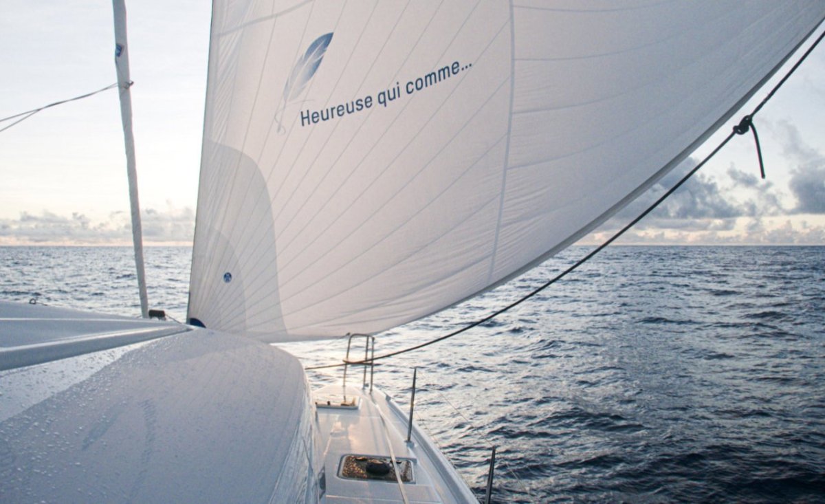 Voilier sous gennaker – Heureuse qui comme…